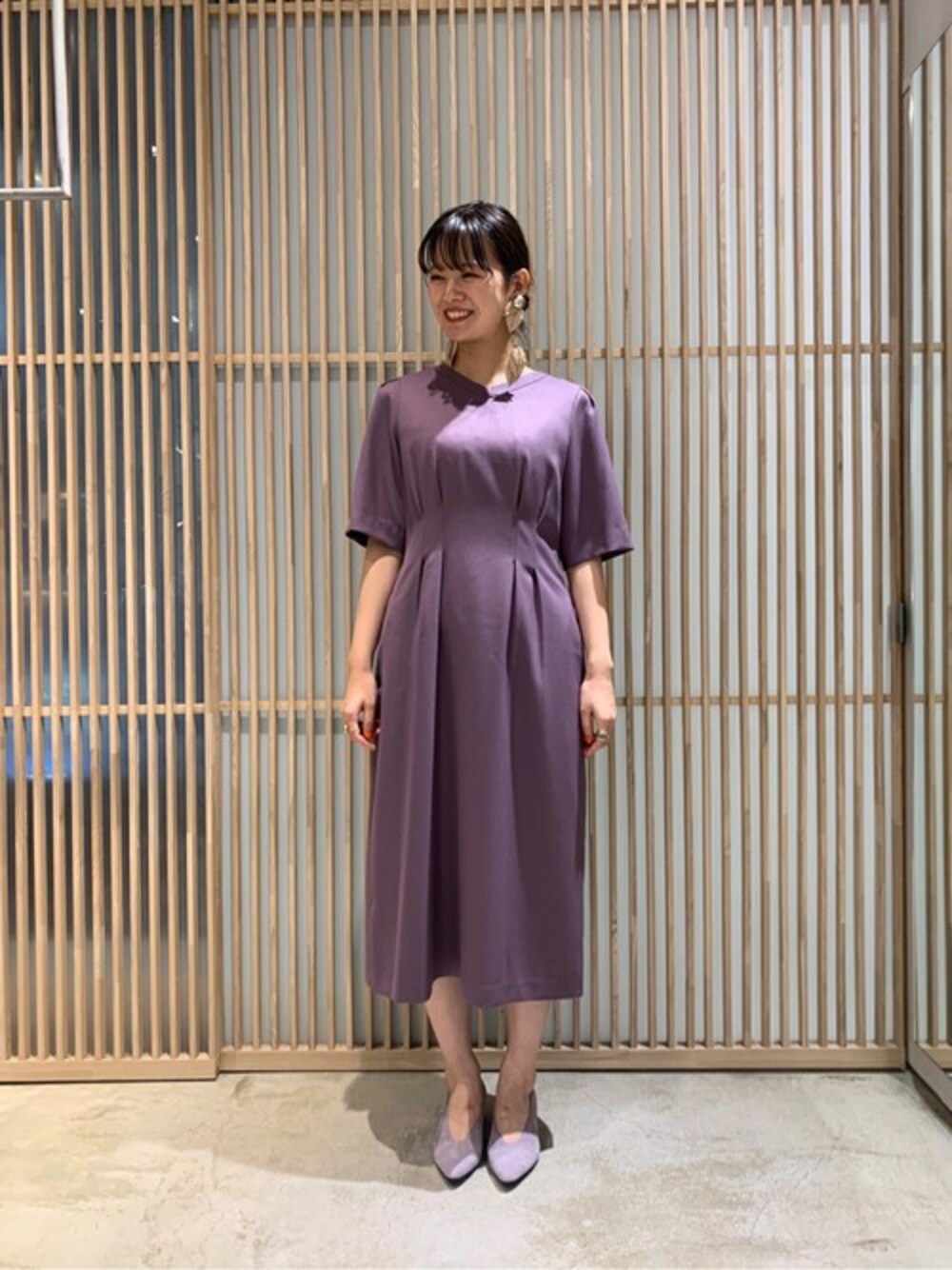 「ワンピース、パンプス、シンプル、ワントーンコーデ、キレイめ、ウエストマーク、パープル」｜「OLIKAのANASTASIA ボックスワンピース（ワンピース、レッド系）」を使った、note et silence.さん（レディース・162cm）の秋コーディネートの1枚目の写真