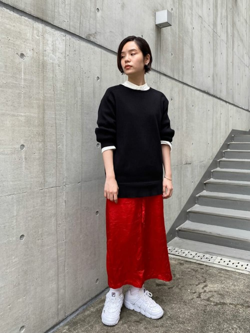 「スニーカー、スカート、白シャツ、レッド、プルオーバー、レイヤードスタイル、FILA、ノーカラーシャツ」｜「note et silence のswedish military プルオーバー（ニット/セーター、ブラック系）」を使った、note et silence.さん（レディース・163cm）の秋コーディネートの1枚目の写真