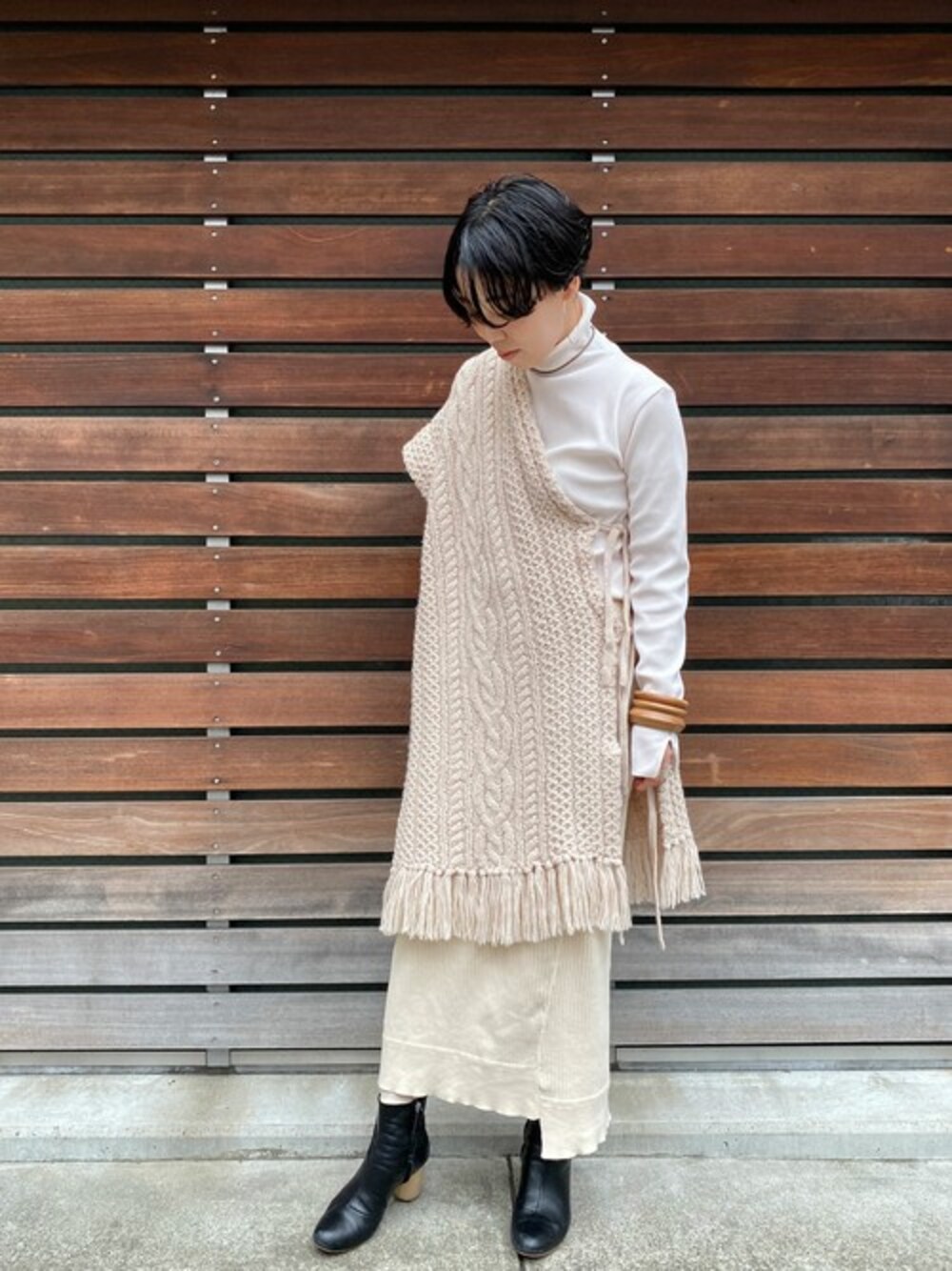 「カットソー、スカート、ブーツ、モノトーン、レイヤードスタイル、ロンT、タートルネック、ポンチョ、ベージュコーデ」｜「note et silence のswedish military スカート（スカート、ホワイト系）」を使った、note et silence.さん（レディース・158cm）の秋コーディネートの1枚目の写真