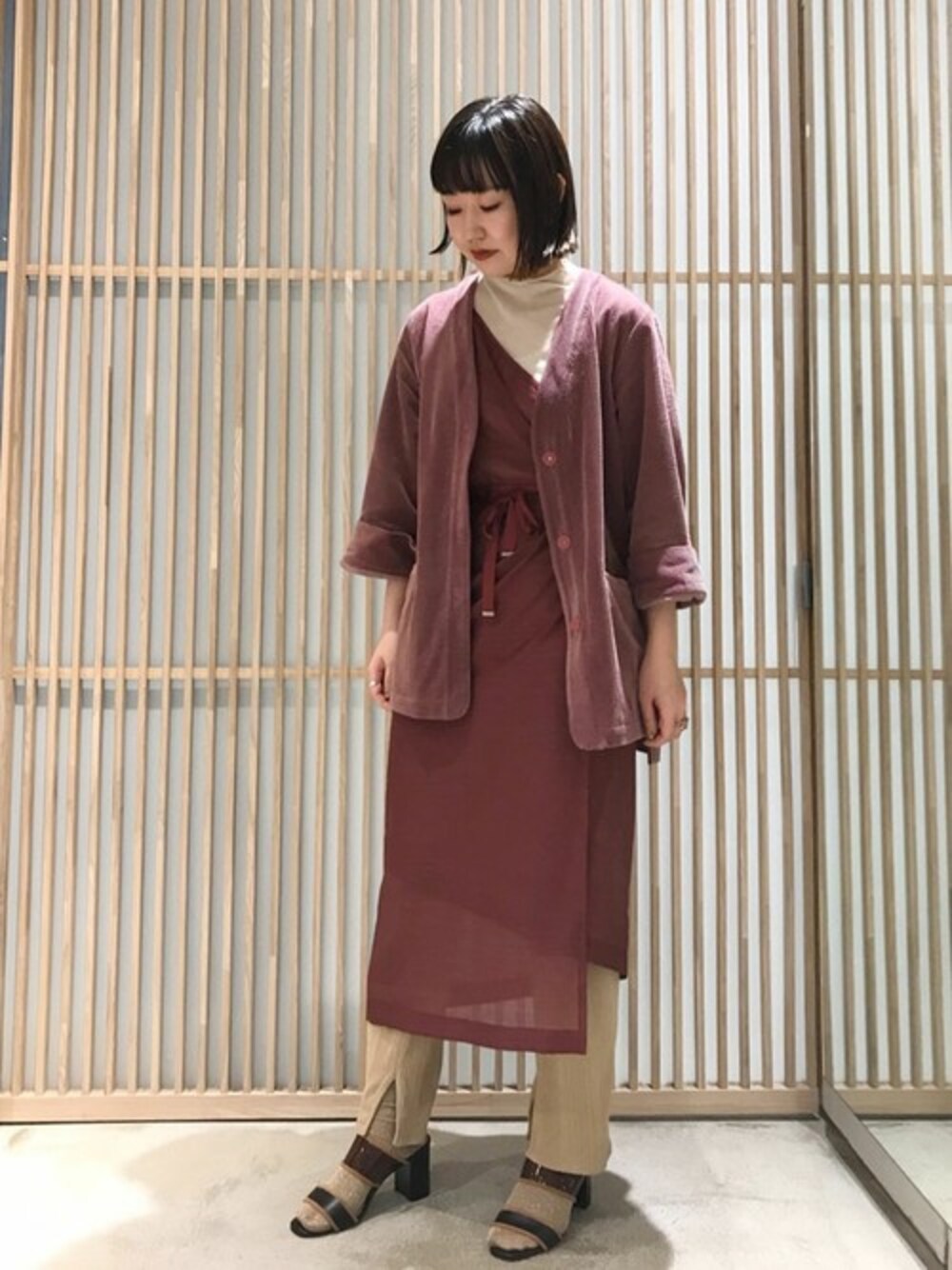 「ワントーンコーデ、コーデュロイパンツ、サンダル、パープル、ノーカラージャケット、スリット、ワンショルダー、チュールトップス」｜「nitcaの66Nチュールハイネックプルオーバー（Tシャツ/カットソー、ベージュ系）」を使った、note et silence.さん（レディース・157cm）の秋コーディネートの1枚目の写真