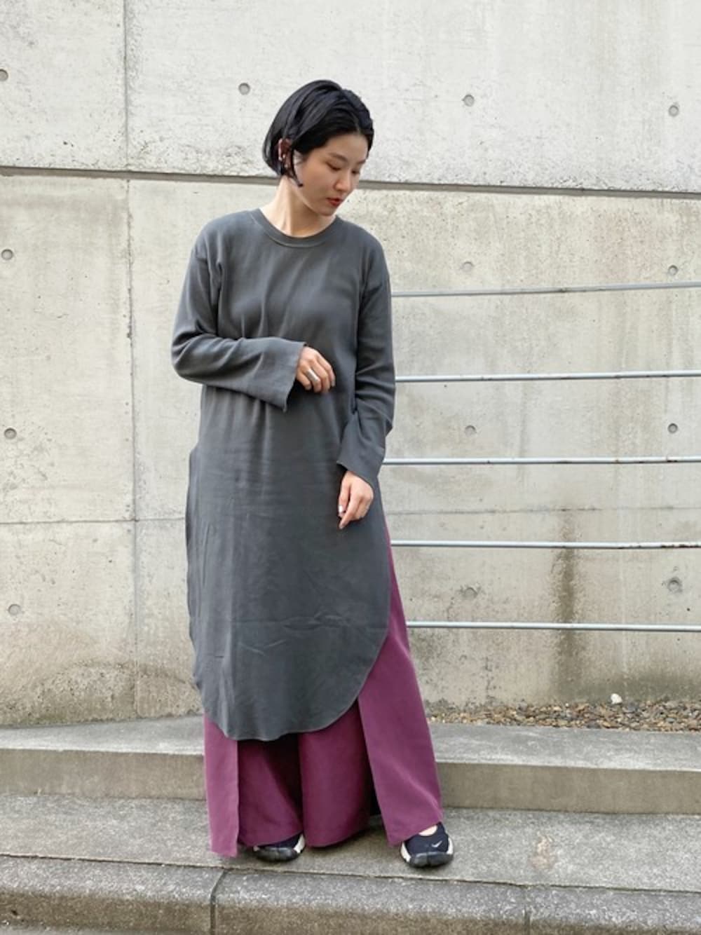 「スニーカー、ロンT、ワイドパンツ、エアリフト、スリット、ラウンドネック」｜「caphのモダールサイドスリットパンツ（その他パンツ、レッド系）」を使った、note et silence.さん（レディース・159cm）の秋コーディネートの1枚目の写真