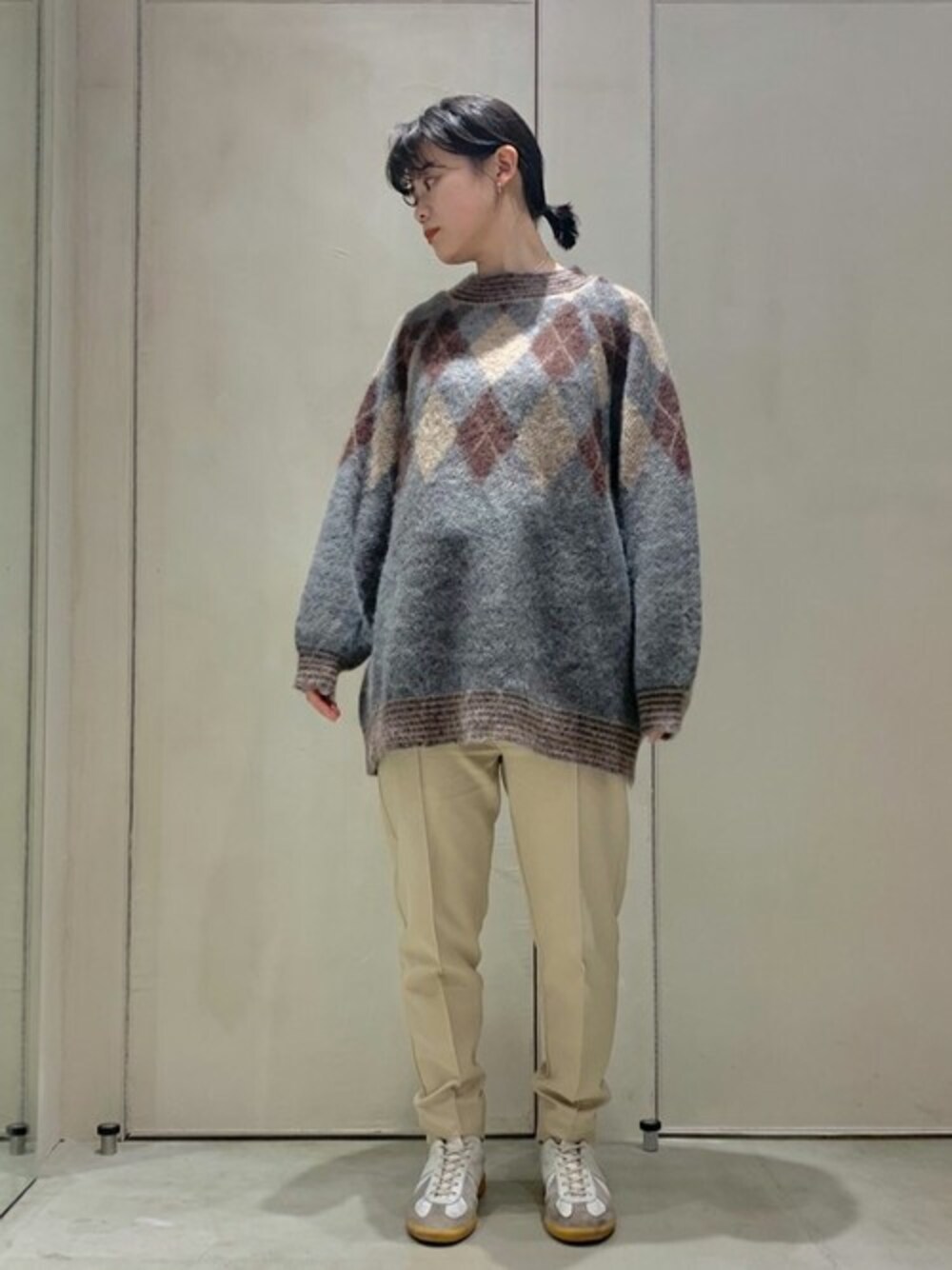 「チェック、スニーカー、ニット、ビッグシルエット、オーバーサイズ、アースカラー、アーガイル柄」｜「nitcaのヘアリーアーガイル 求心風プルオーバー（ニット/セーター、グレー系）」を使った、note et silence.さん（レディース・163cm）の秋コーディネートの1枚目の写真