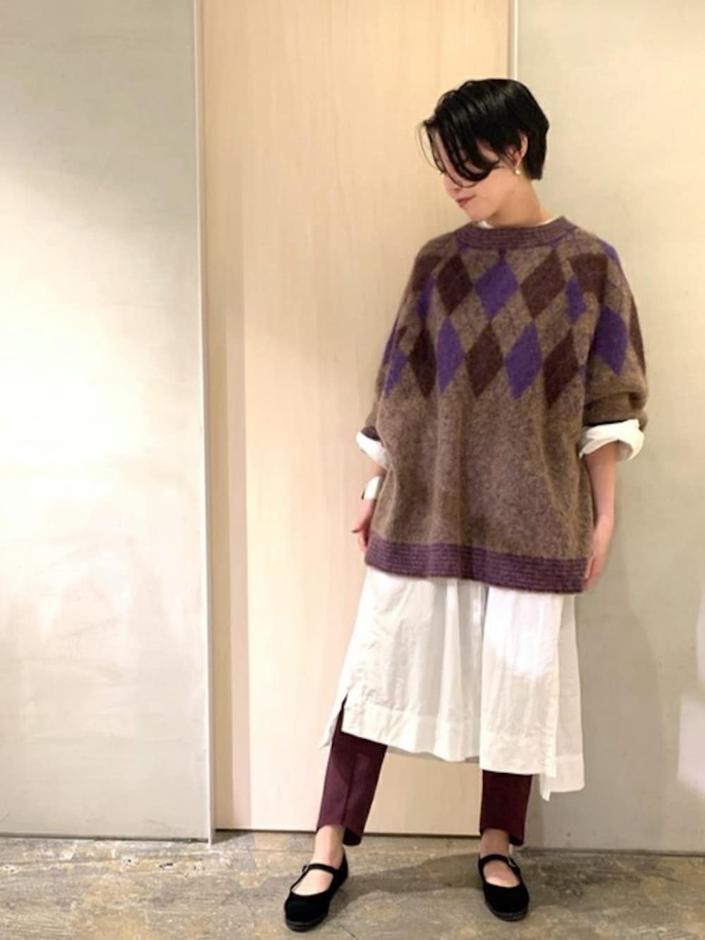 「チェック、ニット、ビッグシルエット、パンプス、レギンス、レイヤードスタイル、オーバーサイズ、イージーパンツ、アーガイル柄」｜「nitcaのトロシャンブレーセンターシームスパッツパンツ（その他パンツ、パープル系）」を使った、note et silence.さん（レディース・166cm）の秋コーディネートの1枚目の写真