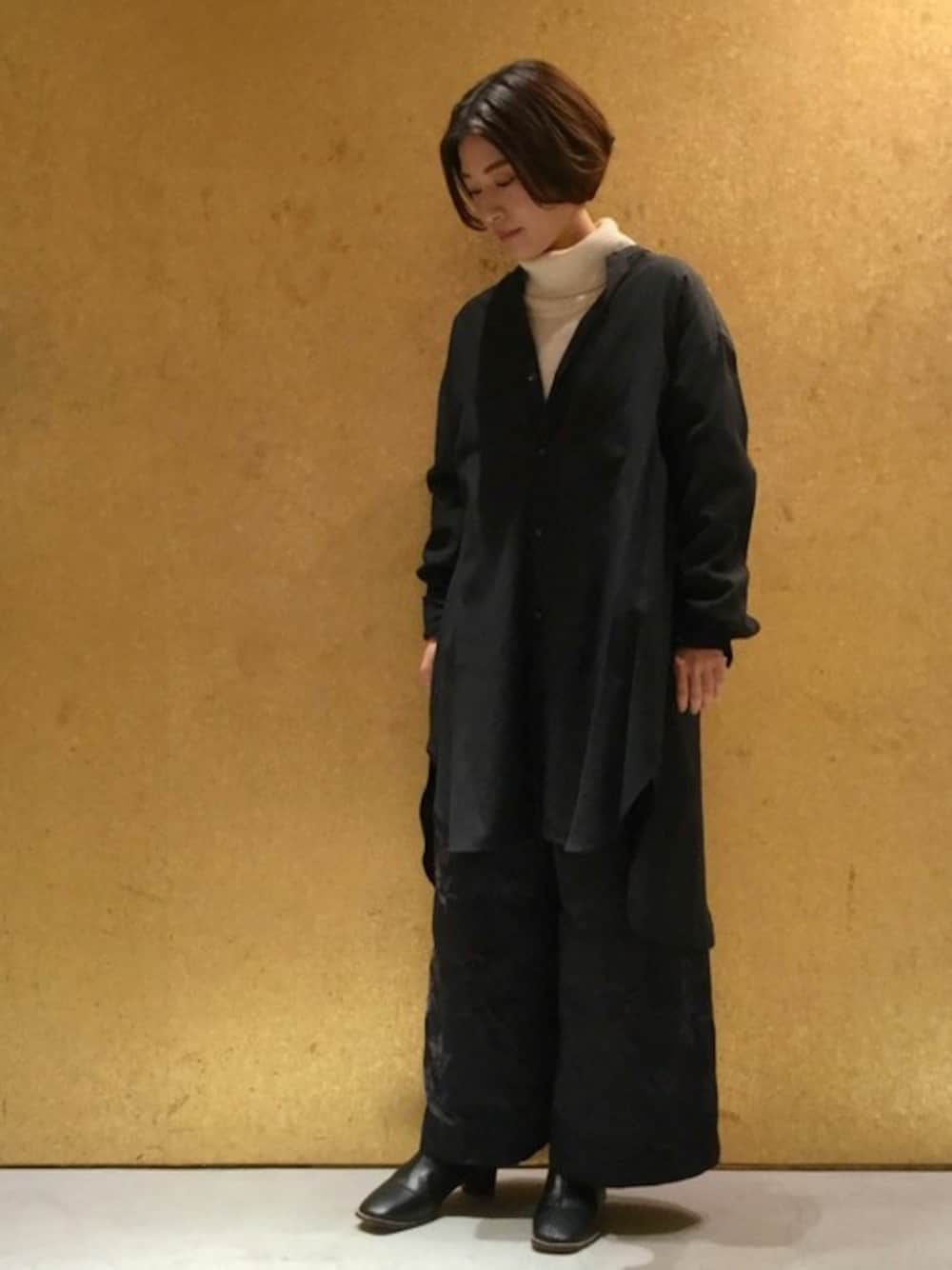 「ブラウス、ブーツ、シンプル、刺繍、モノトーン、タートルネック、ワイドパンツ」｜「nitcaのザザクロス グランジール スキッパーシャツ（シャツ/ブラウス、ブラック系）」を使った、note et silence.さん（レディース・150cm）の冬コーディネートの1枚目の写真