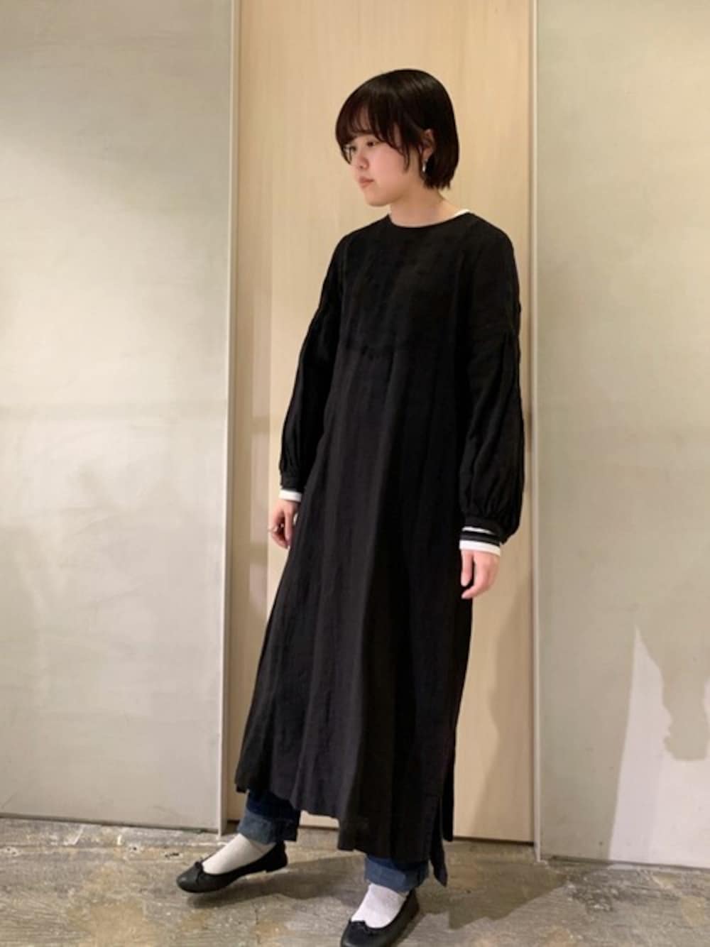 「デニム、ワンピース、パンプス、刺繍、モノトーン、ロング丈、白ソックス、リネン」｜「OLIKAの▲linen刺繍ハンドステッチ　フレンチワンピース（ワンピース、ブラック系）」を使った、note et silence.さん（レディース・160cm）の冬コーディネートの1枚目の写真