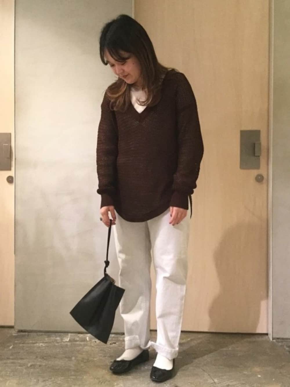 「ニット、フラットシューズ、ホワイトデニム、巾着バッグ、パンツスタイル、カジュアルコーデ」｜「nitcaのCOTTON LILY スキッパープルオーバー（ニット/セーター、ブラウン系）」を使った、note et silence.さん（レディース・148cm）の冬コーディネートの1枚目の写真