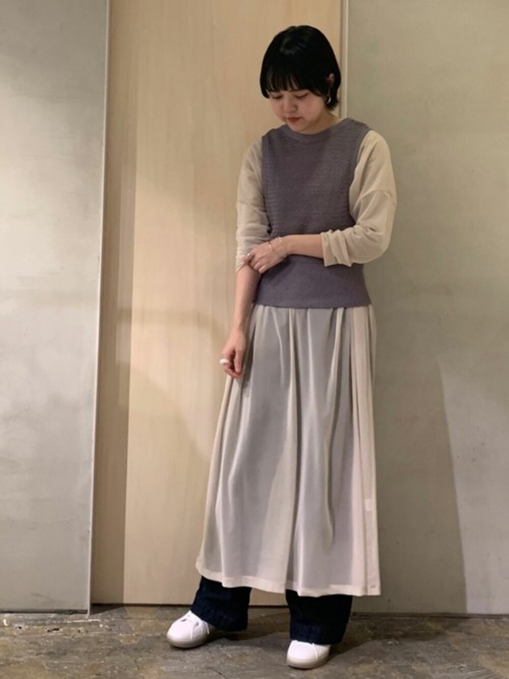 「スニーカー、ニット、ワンピース、チュール、ベスト、ロング丈、パンツスタイル、カジュアルコーデ」｜「nitcaのCOTTON LILY タンクベスト（ベスト、パープル系）」を使った、note et silence.さん（レディース・160cm）の冬コーディネートの1枚目の写真