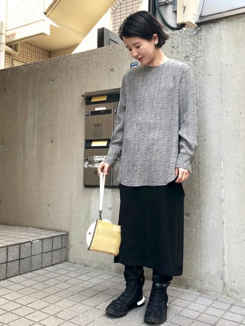 「シンプル、ポーチ、Ｉライン、ノーカラーシャツ、デイリーカジュアル」｜「nitcaのストレッチサテンヴィンテージスパッツパンツ（その他パンツ、ブラック系）」を使った、note et silence.さん（レディース・160cm）の冬コーディネートの1枚目の写真