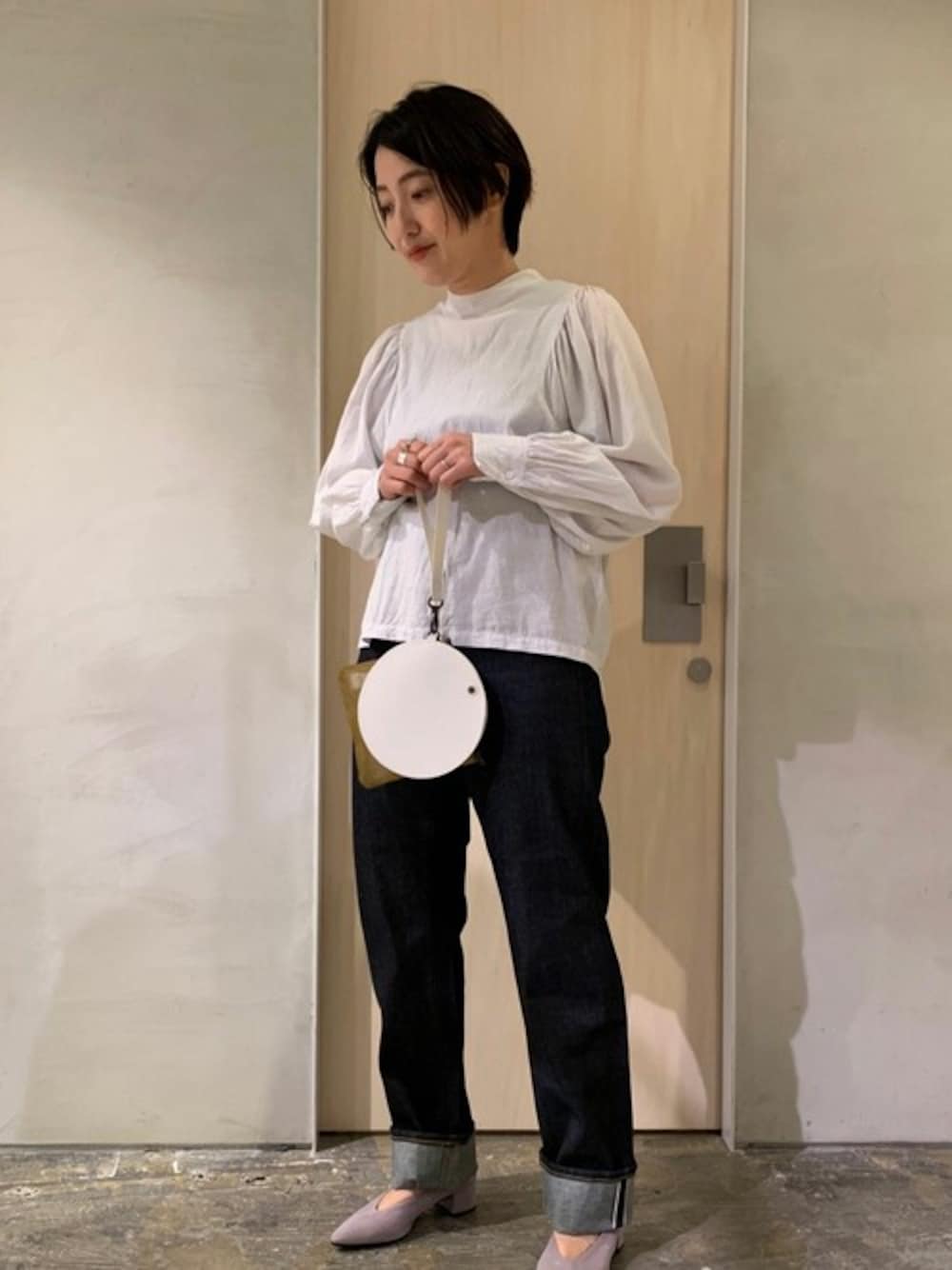 「デニム、ブラウス、白シャツ、ノーカラー、ストレートパンツ、ポーチ、カジュアルコーデ」｜「nitcaのCu/C ザザクロス ギャザースリーブブラウス（シャツ/ブラウス、ホワイト系）」を使った、note et silence.さん（レディース・158cm）の春コーディネートの1枚目の写真