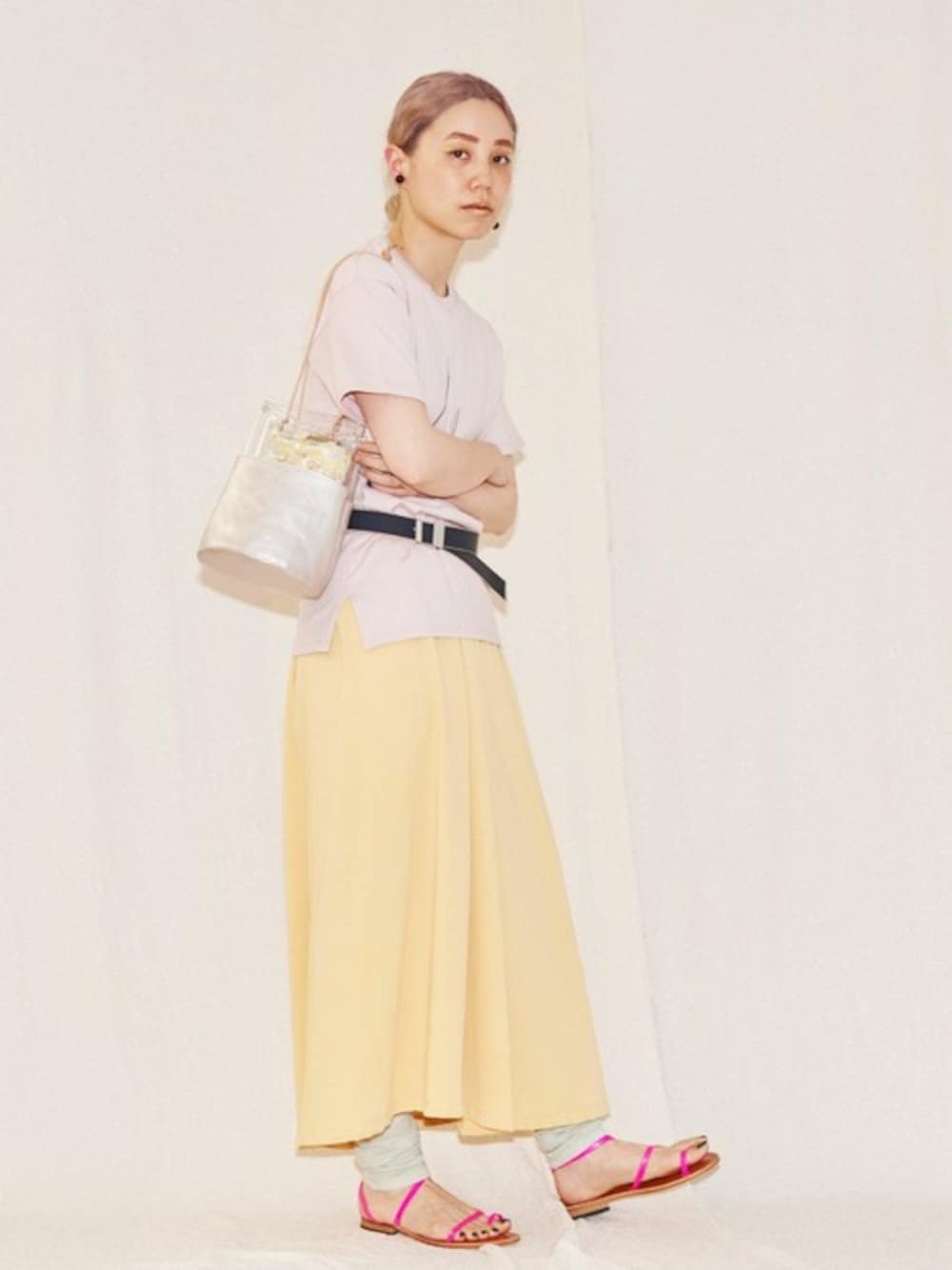 「ショルダーバッグ、Tシャツ、レイヤードスタイル、マキシスカート、ベルト、ウエストマーク、サンダル、note et silence、予約受付中」｜「caphのCLASSIC天竺　お尻ギュッとプリントTシャツ（Tシャツ/カットソー、ピンク系）」を使った、note et silence.さん（レディース・160cm）の冬コーディネートの1枚目の写真