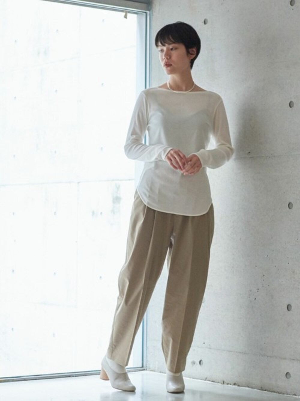「カットソー、シンプル、Tシャツ、ワイドパンツ、note et silence、パンツスタイル、無地T、予約受付中」｜「nitcaの強撚テレコ ボートネックプルオーバー（Tシャツ/カットソー、ホワイト系）」を使った、note et silence.さん（レディース・162cm）の冬コーディネートの1枚目の写真