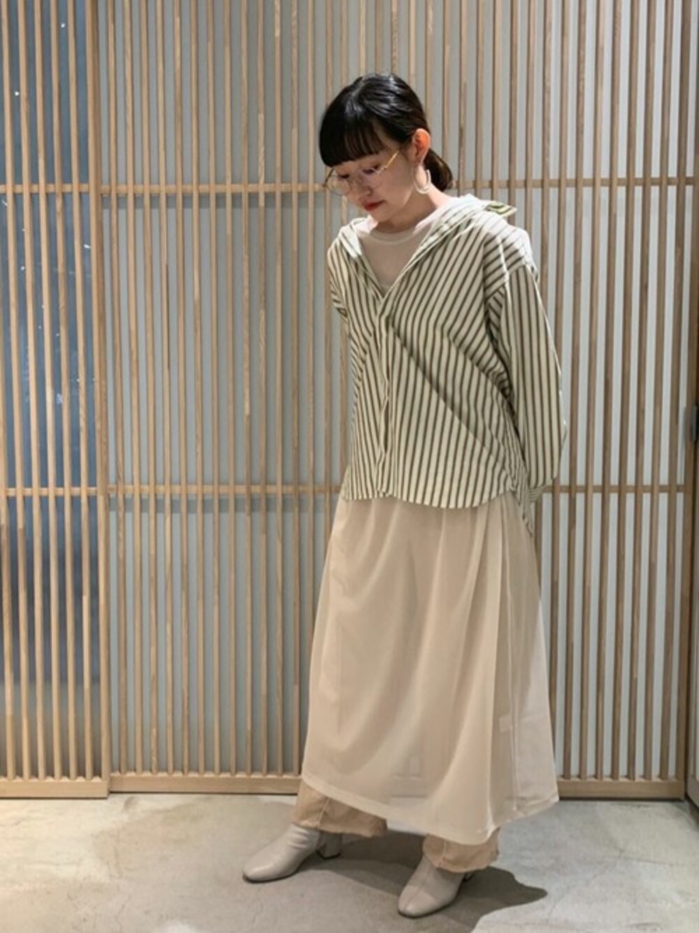 「パンツ、ワンピース、ブーツ、ストライプ、レイヤードスタイル、シャツスタイル」｜「note et silence のグラデーションストライプ バックスリットシャツ（シャツ/ブラウス、グリーン系）」を使った、note et silence.さん（レディース・157cm）の春コーディネートの1枚目の写真