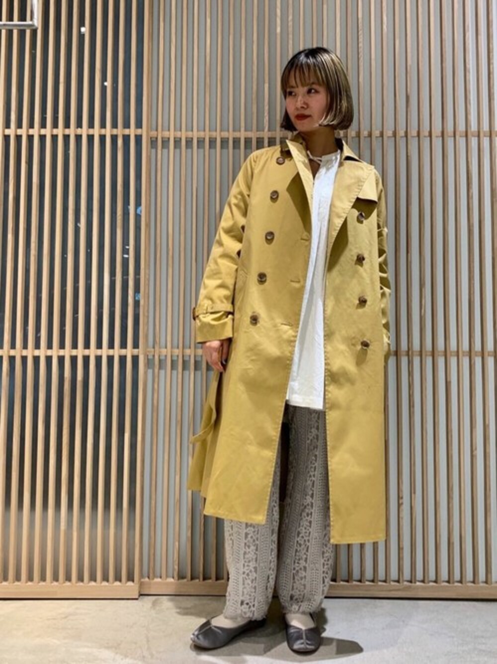 「ブラウス、パンプス、トレンチコート、ベージュ、ノーカラー、ワイドパンツ、チャイナシューズ」｜「note et silence のツイルトレンチコート（トレンチコート、ベージュ系）」を使った、note et silence.さん（レディース・162cm）の春コーディネートの1枚目の写真