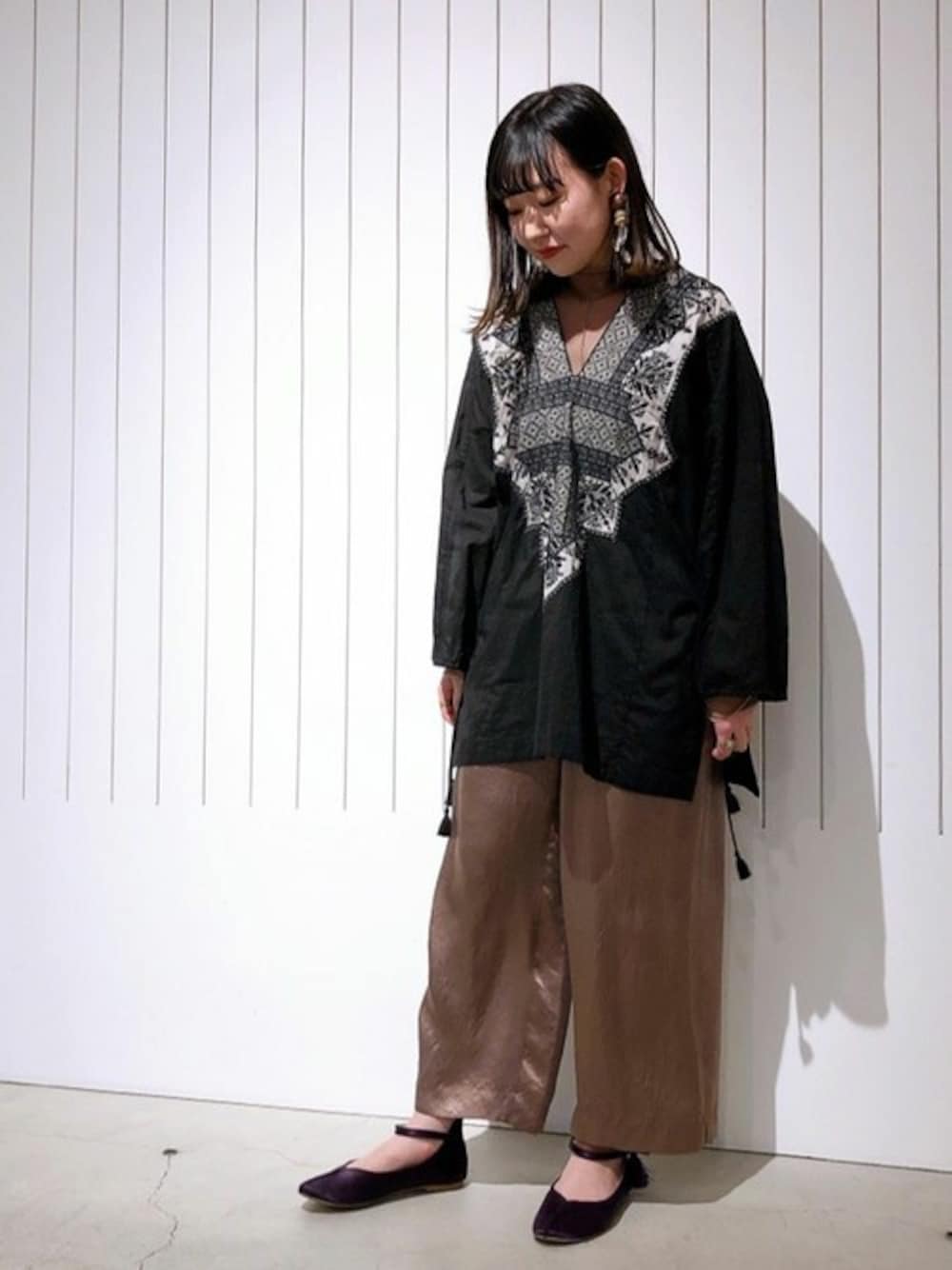 「パンプス、エスニック、Vネック、刺繍、フラットシューズ、ワイドパンツ、イージーパンツ、サテン」｜「cardo fabricaの80ローン刺繍カフタンブラウス（シャツ/ブラウス、ブラック系）」を使った、note et silence.さん（レディース・157cm）の春コーディネートの1枚目の写真