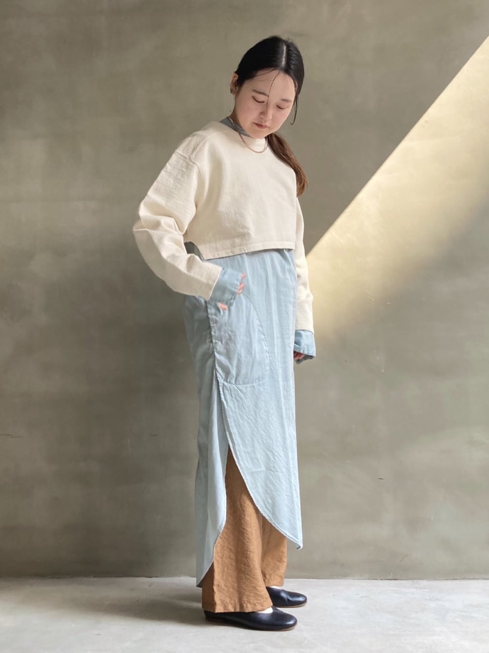 「レイヤードスタイル、ショート丈トップス、リラックスパンツ、シャンブレー、nitca、note et silence、春コーデ、ワンピース、ブルー、重ね着」｜「nitcaのワーカーズニットチビプルオーバー（Tシャツ/カットソー、ホワイト系）」を使った、note et silence.さん（レディース・160cm）の冬コーディネートの1枚目の写真