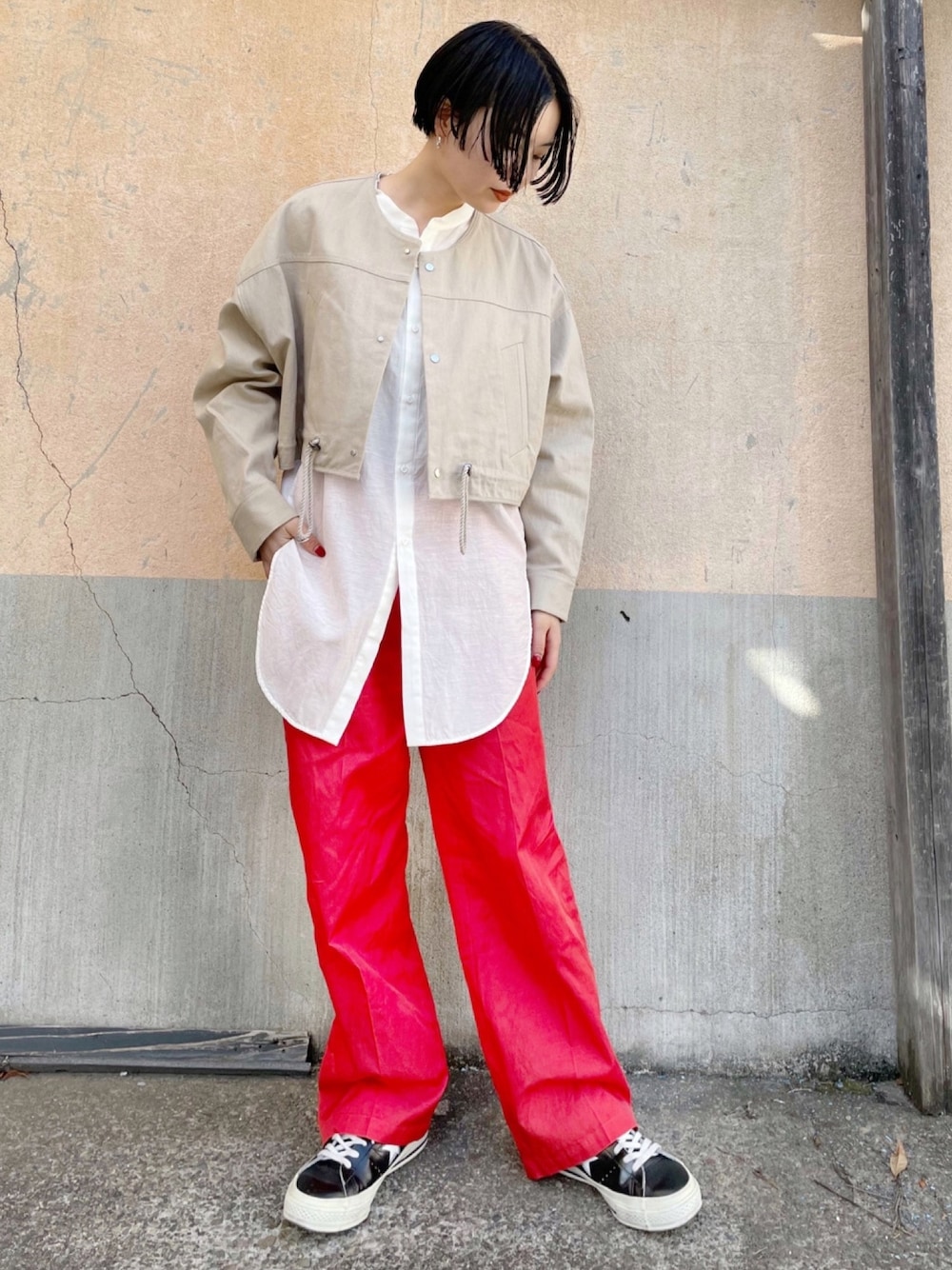 「赤、カラーパンツ、リラックスパンツ、ロングシャツ、バンドカラーシャツ、春アウター、ショート丈アウター、ブルゾン」｜「nitcaの▲Cu/C/Liローン製品染めバンドカラーシャツ（シャツ/ブラウス、ホワイト系）」を使った、note et silence.さん（レディース・160cm）の冬コーディネートの1枚目の写真