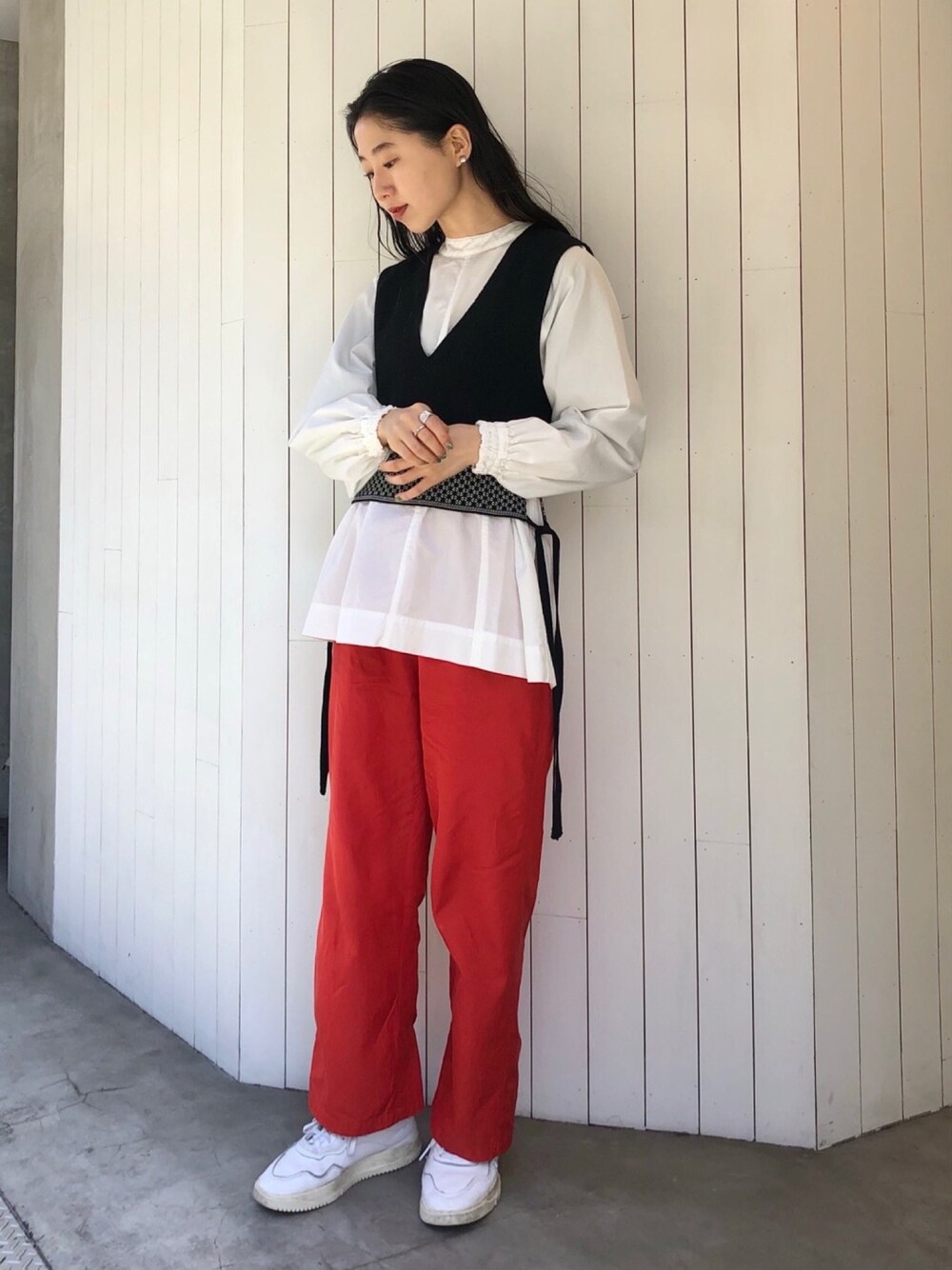 「春、カラーパンツ、赤、スモッグブラウス、ボリューム袖、ベスト、ベスト×シャツ、レッド」｜「note et silence のFINX100/2ブロードスモックブラウス（シャツ/ブラウス、ホワイト系）」を使った、note et silence.さん（レディース・160cm）の春コーディネートの1枚目の写真