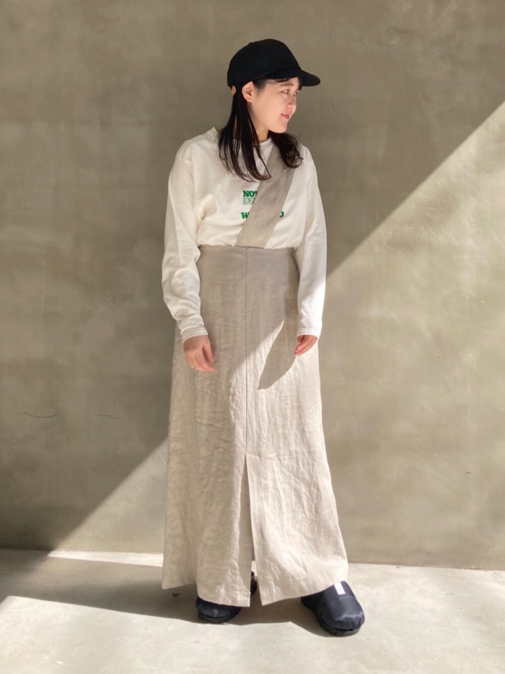 「リネン、リネンスカート、ワンショルダー、ロゴT、ロンT、ロングスカート、大人カジュアル」｜「note et silence のLINEN TWILL ワンショルダースカート（スカート、ホワイト系）」を使った、note et silence.さん（レディース・160cm）の春コーディネートの1枚目の写真
