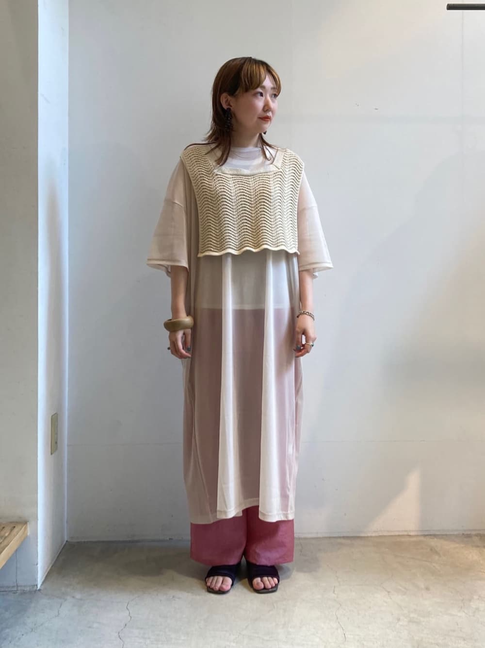 「ベスト、レイヤードスタイル、重ね着、カラーパンツ、シアー、つけ襟、イージーパンツ、ワンピース、ニットベスト」｜「nitcaの【 2021AW 】テープヤーン スクエアベスト（ベスト、ホワイト系）」を使った、note et silence.さん（レディース・160cm）の夏コーディネートの1枚目の写真