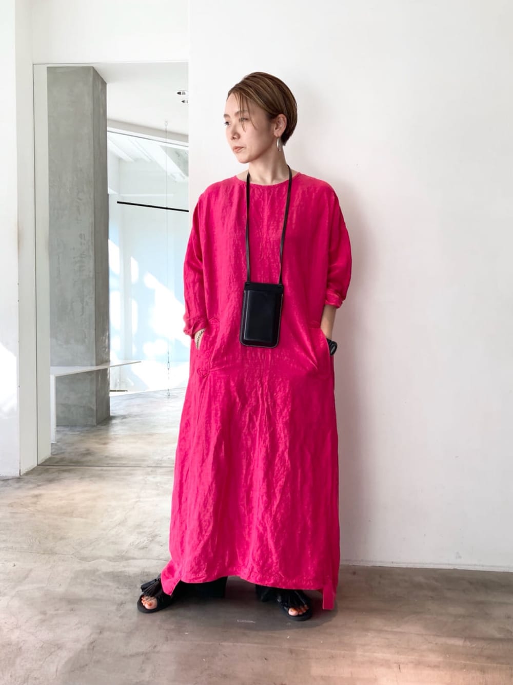 「シンプルコーデ、リラックススタイル、ピンク、スマホショルダー、低身長、ゆるコーデ、秋トレンド2021」｜「note et silence のLi/cu製品染 good sleep ワンピース（ワンピース、ピンク系）」を使った、note et silence.さん（レディース・160cm）の秋コーディネートの1枚目の写真