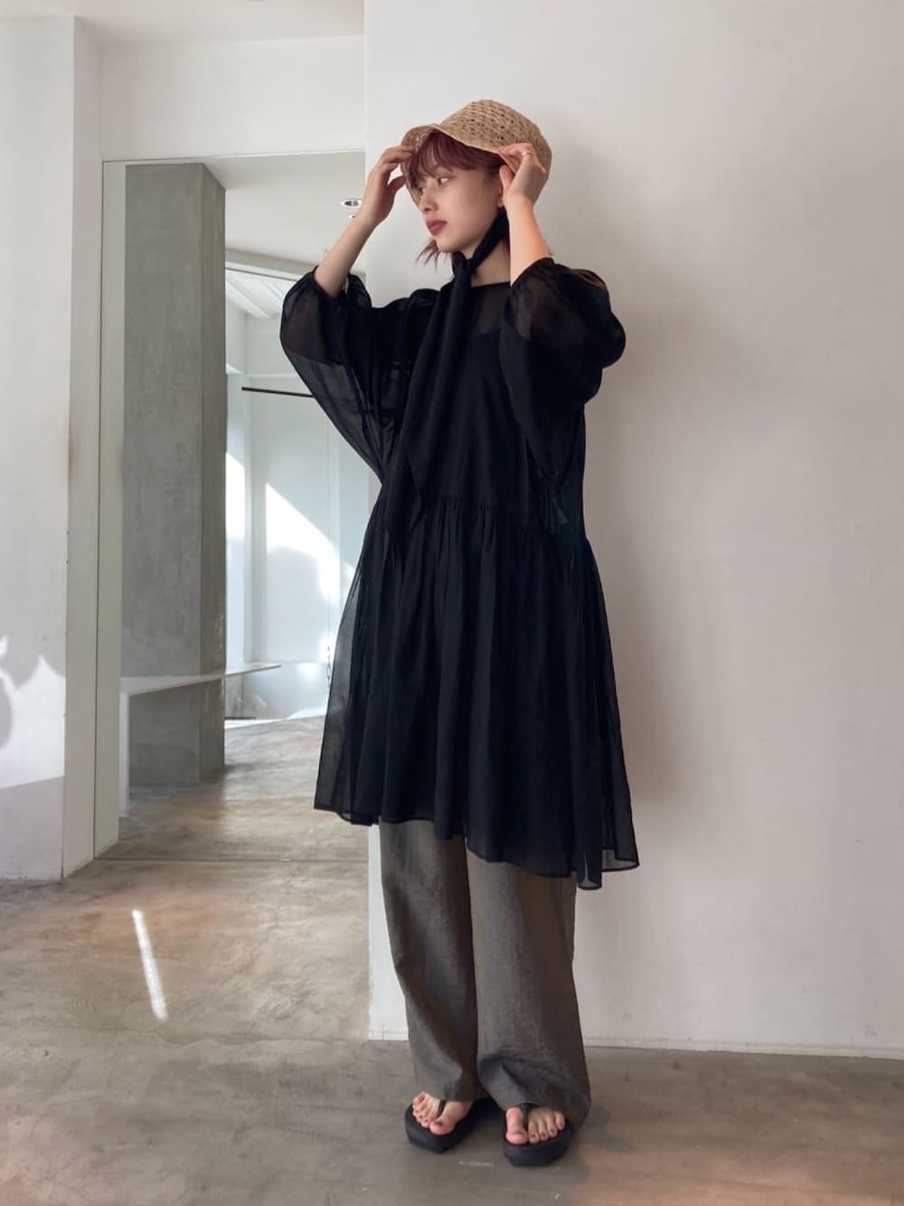 「パフスリーブ、シアー、シアーワンピース、チュニック、ボリューム袖、パンツスタイル、リボン、秋コーデ、ガーリー」｜「cardo fabricaの【 2021 AW 】100/2ボイルオーガンジー ギャザー切替チュニックワンピース（チュニック、ブラック系）」を使った、note et silence.さん（レディース・160cm）の秋コーディネートの1枚目の写真