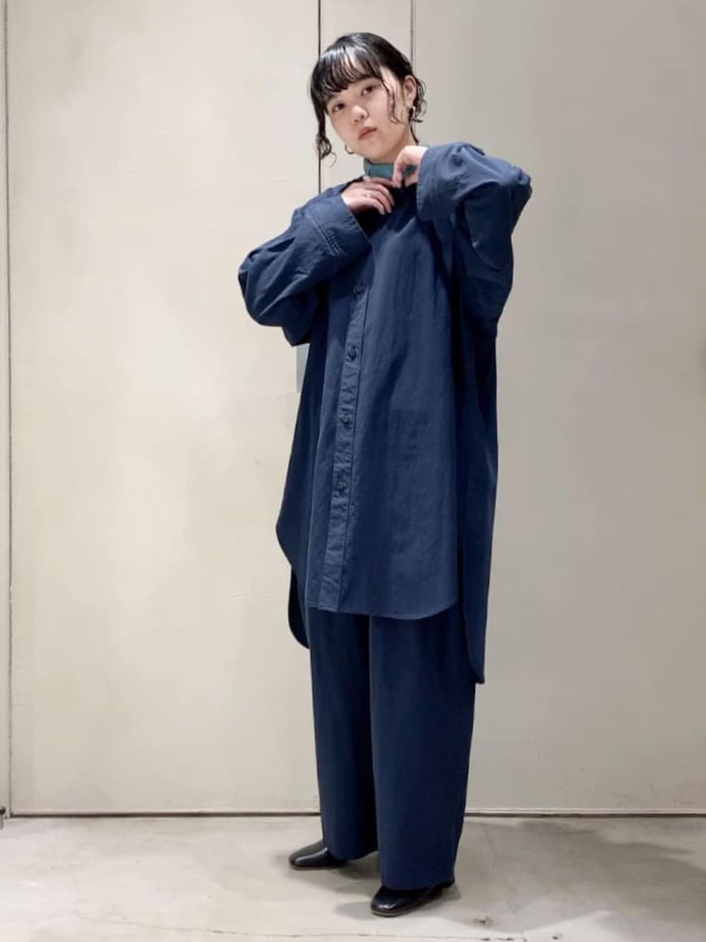 「セットアップ、スカーフ巻き、ワイドパンツ、モード、ノーカラーシャツ、シャツワンピ、ビッグシルエット、秋コーデ、ネイビー、シンプルスタイル」｜「note et silence の【 2021AW 】Rintaro Kanemoto バンダナ（ハンカチ/ハンドタオル、その他）」を使った、note et silence.さん（レディース・160cm）の秋コーディネートの1枚目の写真