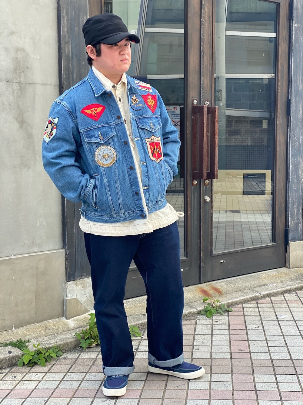 「カットソー、ミリタリー、デニムジャケット、AVIREX、休日スタイル、スリッポン、春コーデ、低身長、coordinate、おしゃれさんと繋がりたい」｜「AVIREXのトップガン デニムジャケット/TOP GUN DENIM JACKET/TYPE BLUE/タイプブルー（デニムジャケット、ブルー系）」を使った、TETTAさん（メンズ・166cm）の春コーディネートの1枚目の写真