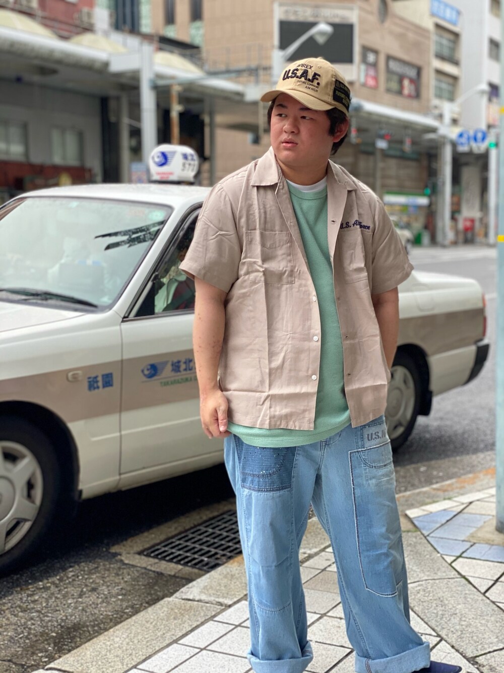 「デニム、ミリタリー、シャツ、AVIREX、スリッポン、ゆるコーデ、coordinate、ワイドデニム、キャップスタイル、ファッションの力を信じよう」｜「AVIREXのボーリングシャツ フィアレス フライヤーズ/BOWLING SHIRT FEARLESS FLYERS/アヴィレックス/AVIREX（シャツ/ブラウス、ベージュ系）」を使った、TETTAさん（メンズ・166cm）の春コーディネートの1枚目の写真