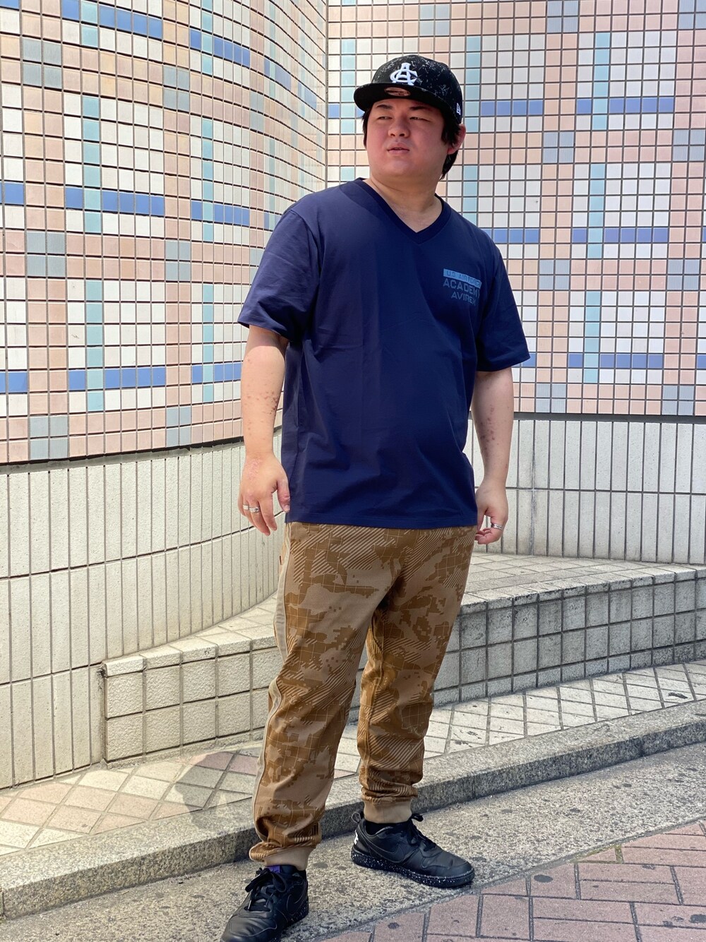「ミリタリー、AVIREX、休日スタイル、シンプルコーデ、春夏コーデ、カジュアルコーデ、coordinate、ラインパンツ、はるコーデ、ファッションの力を信じよう」｜「AVIREXのアイテム（Tシャツ/カットソー、ブルー系）」を使った、TETTAさん（メンズ・166cm）の春コーディネートの1枚目の写真