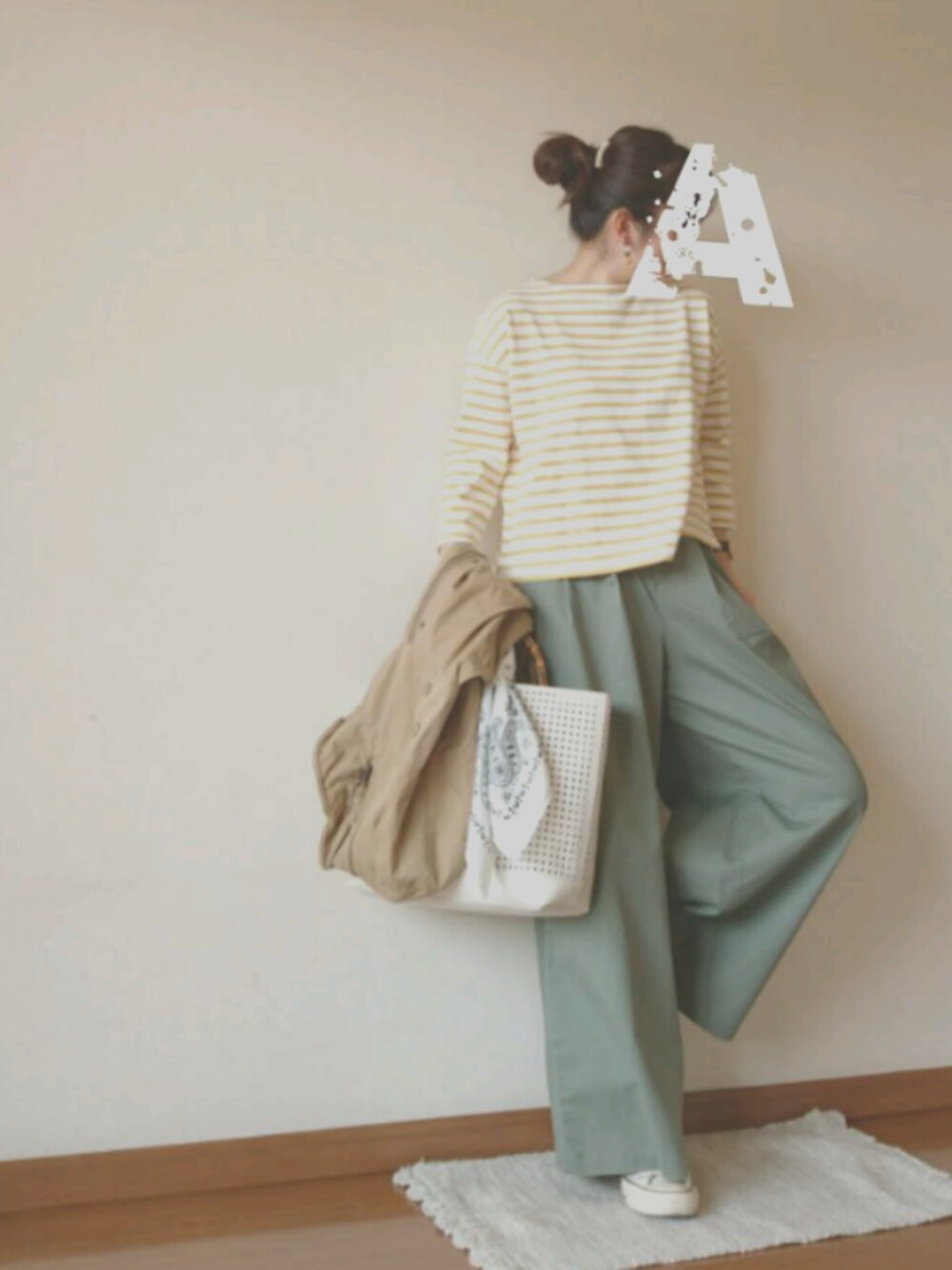 ベージュ系のジャケット/アウター、グリーン系のチノパンツ、イエロー系のTシャツ/カットソーを着用したレディースの春コーディネートの1枚目の写真
