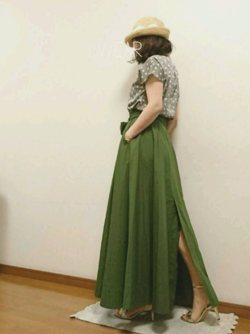 グリーン系のスカート、グレー系のシャツ/ブラウス、ゴールド系のブレスレットを着用したレディースの秋コーディネートの1枚目の写真