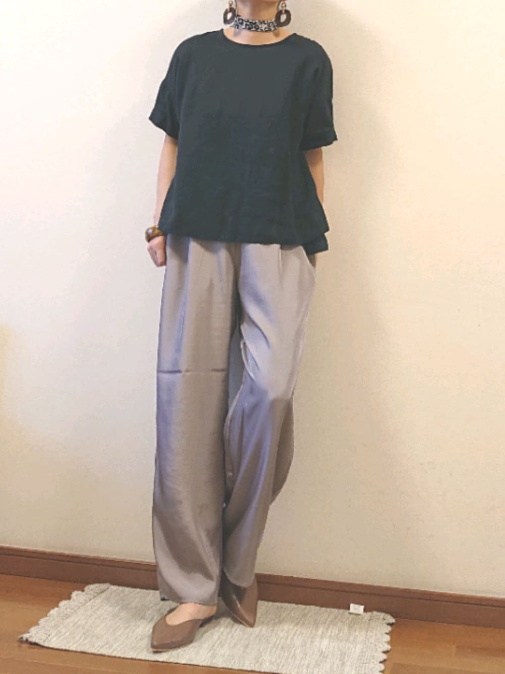 「リネン、サテン、サテンパンツ、イージーパンツ、ラクチンコーデ、リラックススタイル、スカーフ、シンプル、晩夏」｜「無印良品のアイテム（シャツ/ブラウス、ブラック系）」を使った、a.y.aさん（レディース・162cm）の夏コーディネートの1枚目の写真