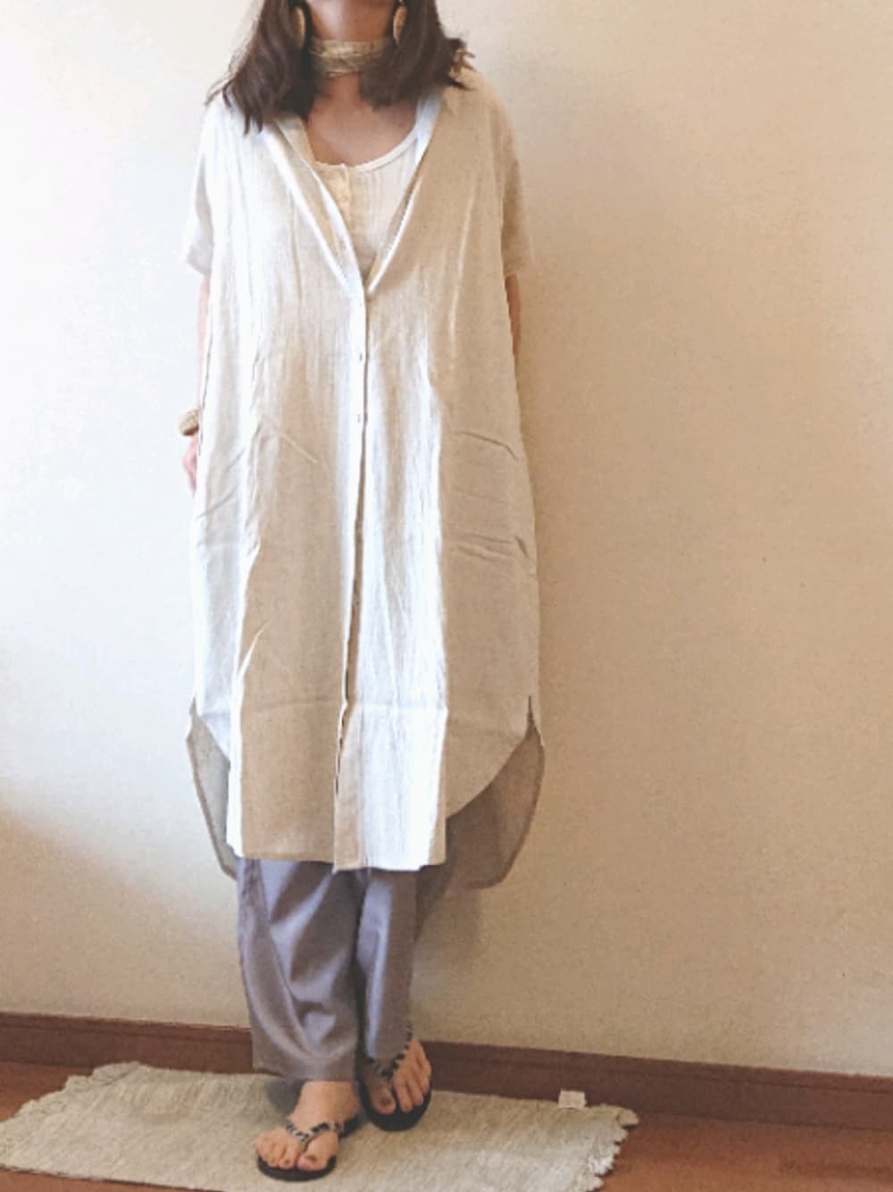 「サテンパンツ、シンプルコーデ、ラクチンコーデ、夏、ゼブラ柄、サンダル」｜「antiquaの麻混シャツワンピース（シャツワンピース、ベージュ系）」を使った、a.y.aさん（レディース・162cm）の夏コーディネートの1枚目の写真