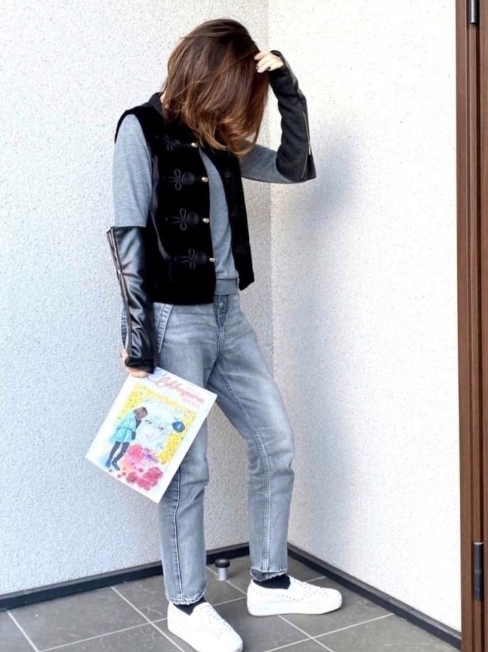 「カジュアルコーデ、お洒落さんとつながりたい、シンプル、ベスト、チャイナ、ZARA、アームウォーマー、白スニーカー」｜「upperhightsのアイテム（デニムパンツ、グレー系）」を使った、haruさん（レディース・159cm）の冬コーディネートの1枚目の写真