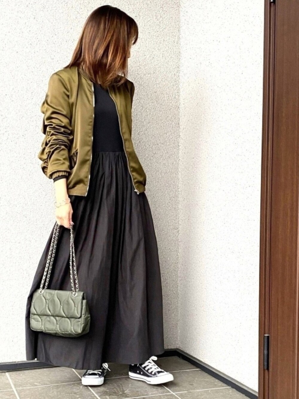 「シンプルスタイル、ワンピース、ZARA、お洒落さんとつながりたい、いいね、save、フォローお願いします🤑」｜「CONVERSEのアイテム（スニーカー、ブラック系）」を使った、haruさん（レディース・159cm）の春コーディネートの1枚目の写真