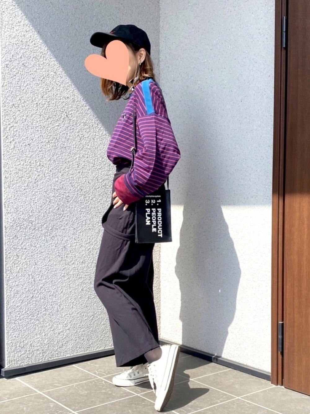 「春コーデ、オトナカジュアル、ボーダー、コンバース、サロペット、キャップ、おしゃれさんと繋がりたい」｜「CONVERSEのアイテム（スニーカー、ホワイト系）」を使った、haruさん（レディース・159cm）の春コーディネートの1枚目の写真