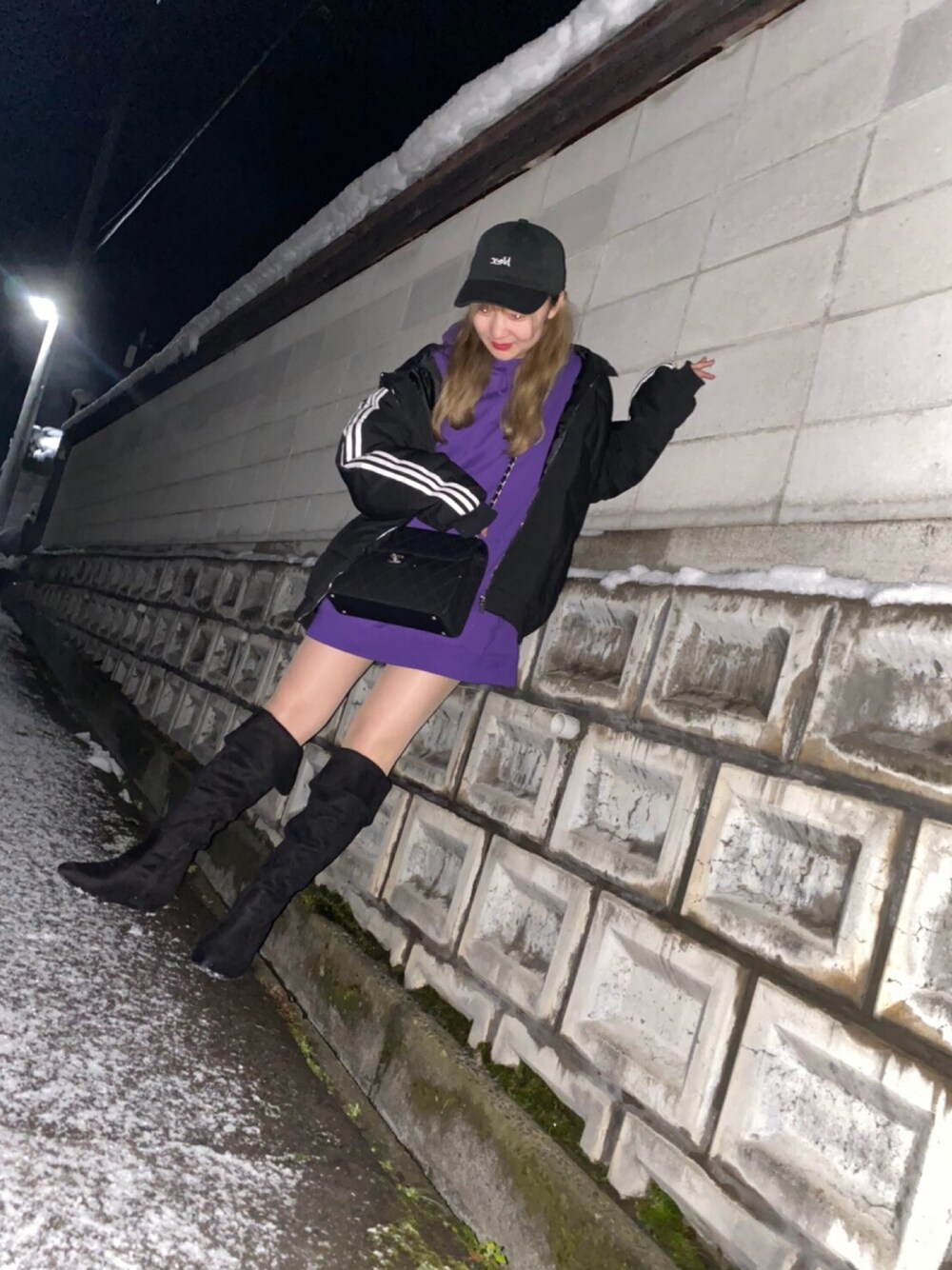 「オーバーサイズ」｜「X-girlのアイテム（キャップ、ブラック系）」を使った、ひかるさん（レディース・156cm）の冬コーディネートの1枚目の写真