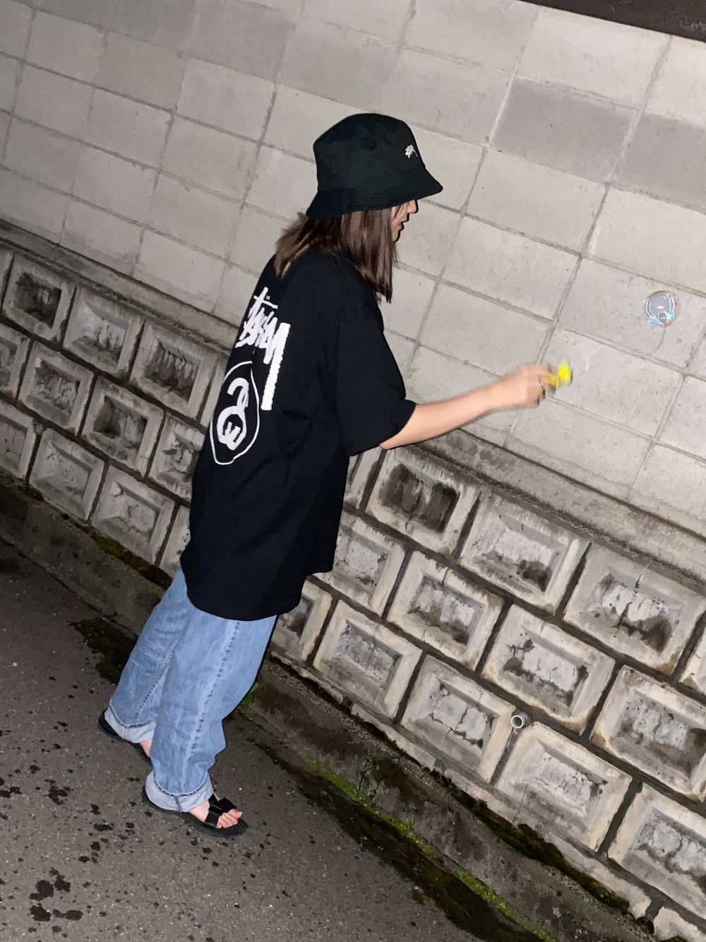 「ストリートコーデ」｜「STUSSYのアイテム（ハット、ブラック系）」を使った、ひかるさん（レディース・156cm）の夏コーディネートの1枚目の写真