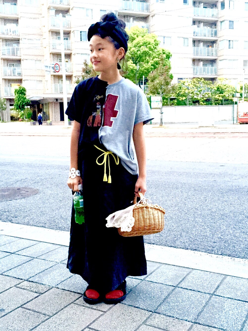 ブラック系のTシャツ/カットソー、ブラック系のサンダル、レッド系のソックス/靴下を着用したキッズの春コーディネートの1枚目の写真