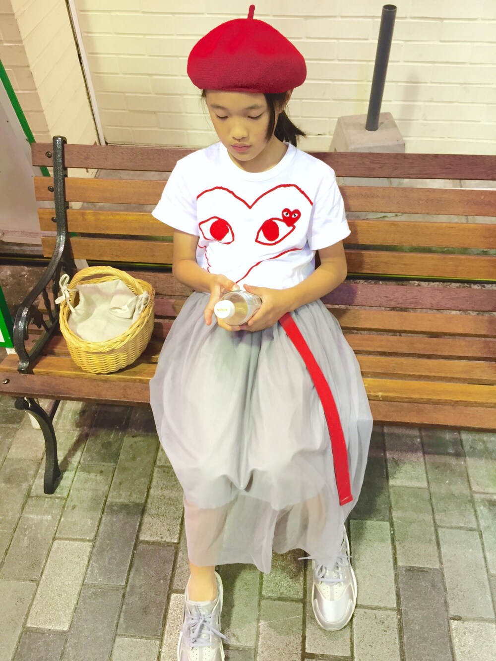 ホワイト系のTシャツ/カットソー、グレー系のスニーカー、その他のその他を着用したキッズの夏コーディネートの1枚目の写真