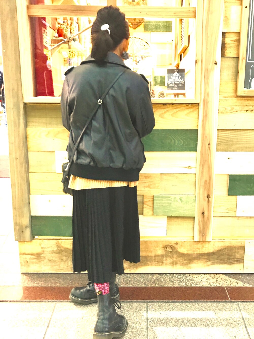「サンタハウス、ライダースジャケット、プリーツワンピース、着まわしコーデ、Dr.Martens、レオパード柄、赤い靴下、うしろ姿」｜「BEAMS BOYのBEAMS BOY / レオパード クルーソックス（ソックス/靴下、レッド系）」を使った、あやねこさん（キッズ・135cm）の秋コーディネートの1枚目の写真