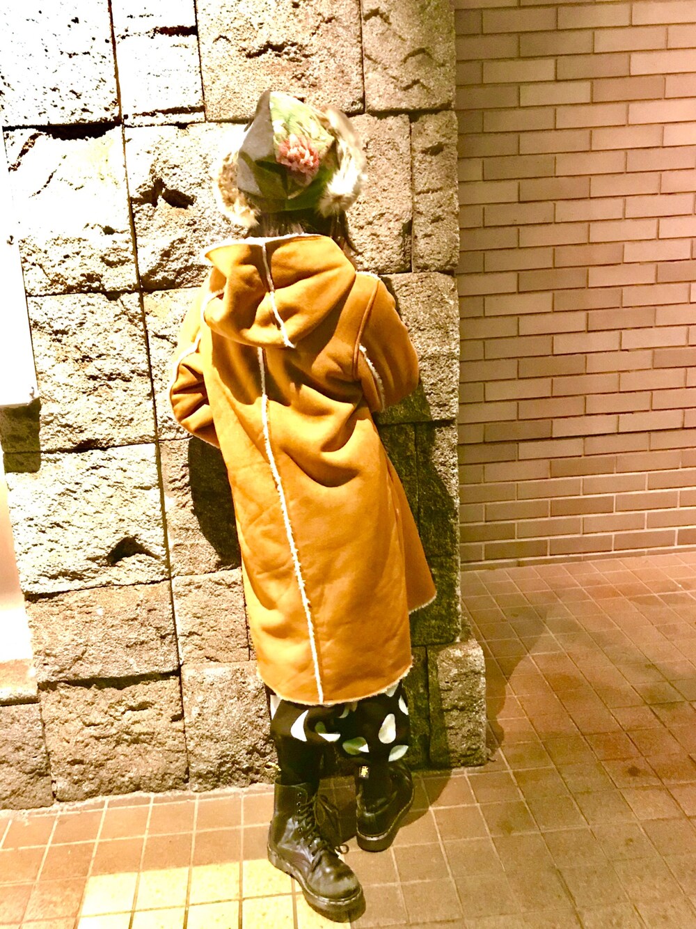 「ファー帽子、ドットパンツ、Dr.Martens、後ろ姿、ムートンコート、足が変な方向」｜「Ocean&Groundの Ｊｒ　ＭＯＵＴＯＮＦＯＯＤ　ＣＯＡＴ(150・160cm)（ムートンコート、ブラウン系）」を使った、あやねこさん（キッズ・135cm）の冬コーディネートの1枚目の写真
