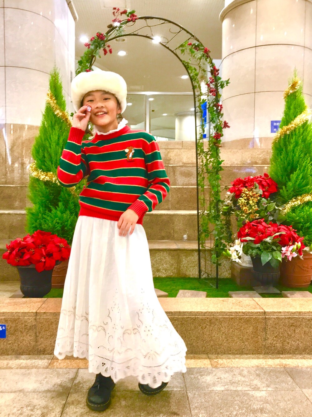 「クリスマスコーデ、ジェリー、used、パイロットキャップ、ブーツ、レース、白スカート、オーバーサイズ、メリークリスマス、赤×緑」｜「usedのアイテム（ニット/セーター、その他）」を使った、あやねこさん（キッズ・135cm）の冬コーディネートの1枚目の写真