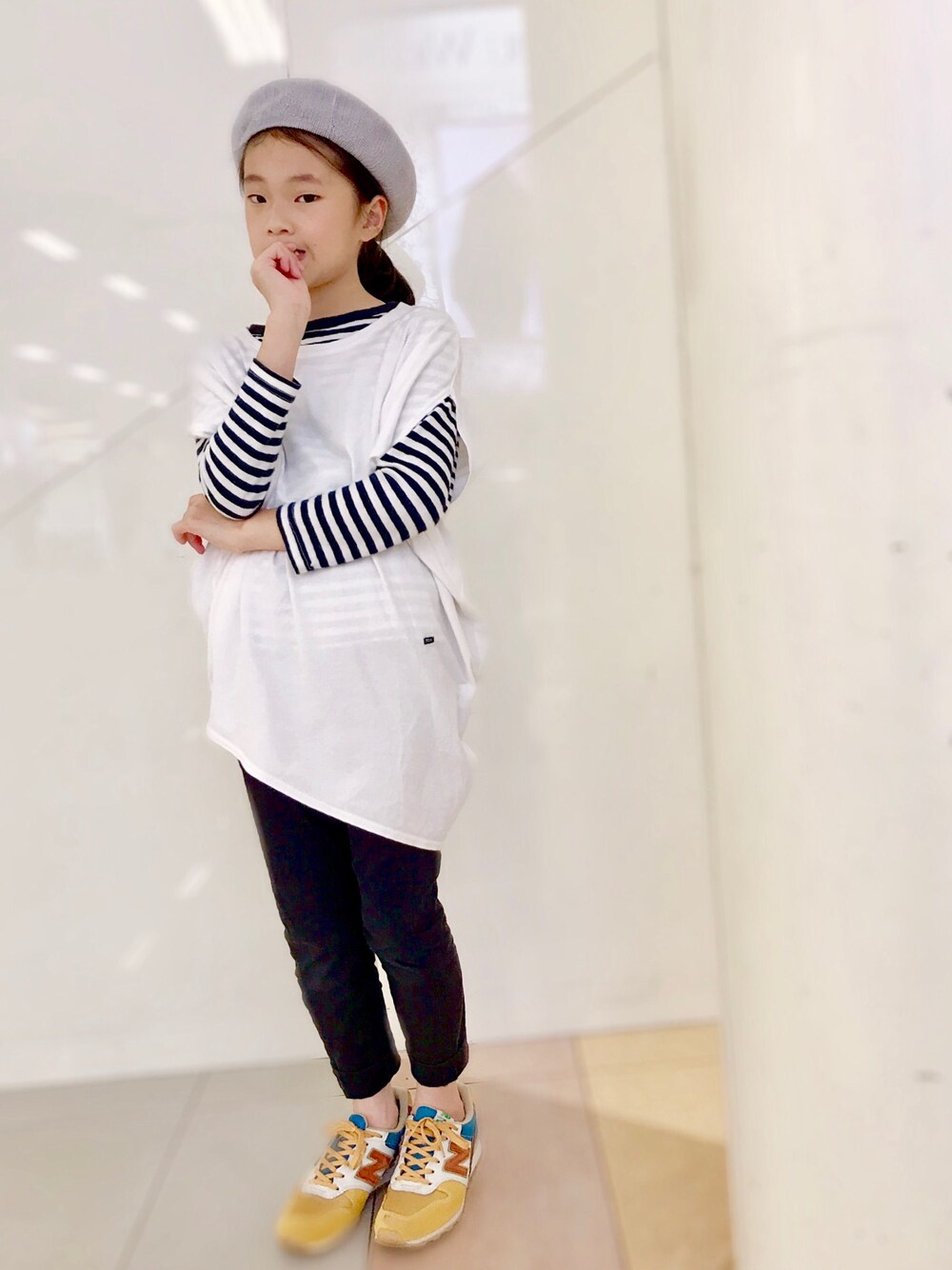 ホワイト系のTシャツ/カットソー、ブラック系のその他パンツ、イエロー系のスニーカーを着用したキッズの春コーディネートの1枚目の写真
