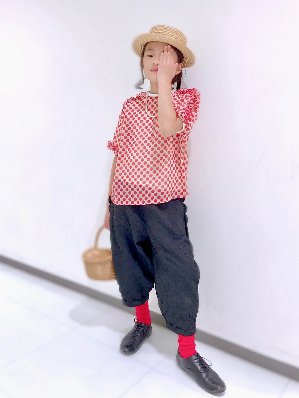 ホワイト系のシャツ/ブラウス、ブラック系のその他パンツを着用したキッズの春コーディネートの1枚目の写真