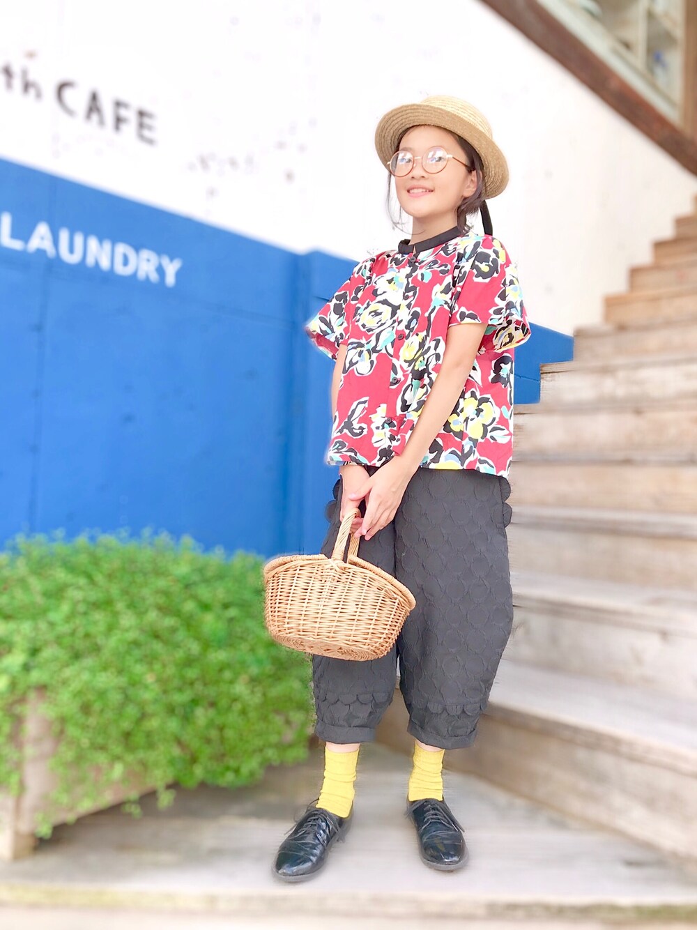 ブラウン系のシャツ/ブラウス、ブラック系のその他パンツを着用したキッズの夏コーディネートの1枚目の写真