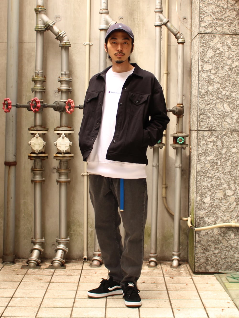 ブラック系のデニムジャケット、ホワイト系のスウェット、ブラック系のデニムパンツを着用したメンズの春コーディネートの1枚目の写真