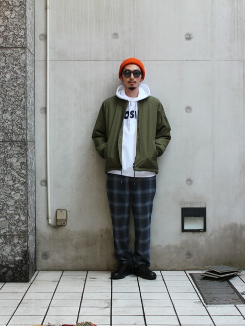 「スニーカー、ニット帽、MA-1、パーカー、ボア、BEAMS、オンブレチェック」｜「BEAMSのBEAMS / ボア MA-1（MA-1、グリーン系）」を使った、KONNO/BEAMSさん（メンズ・172cm）の秋コーディネートの1枚目の写真