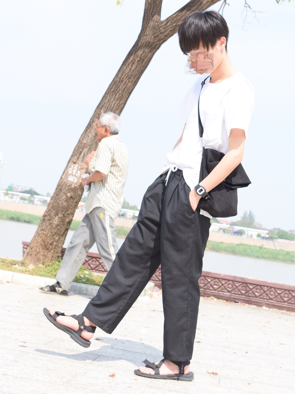 「シンプル、夏コーデ、モノトーン、モノトーンコーデ、スラックス、白シャツ、プチプラ、紐ベルト、ビッグシルエット」｜「GUのアイテム（トップス、ホワイト系）」を使った、サル🙈さん（メンズ・168cm）の冬コーディネートの1枚目の写真