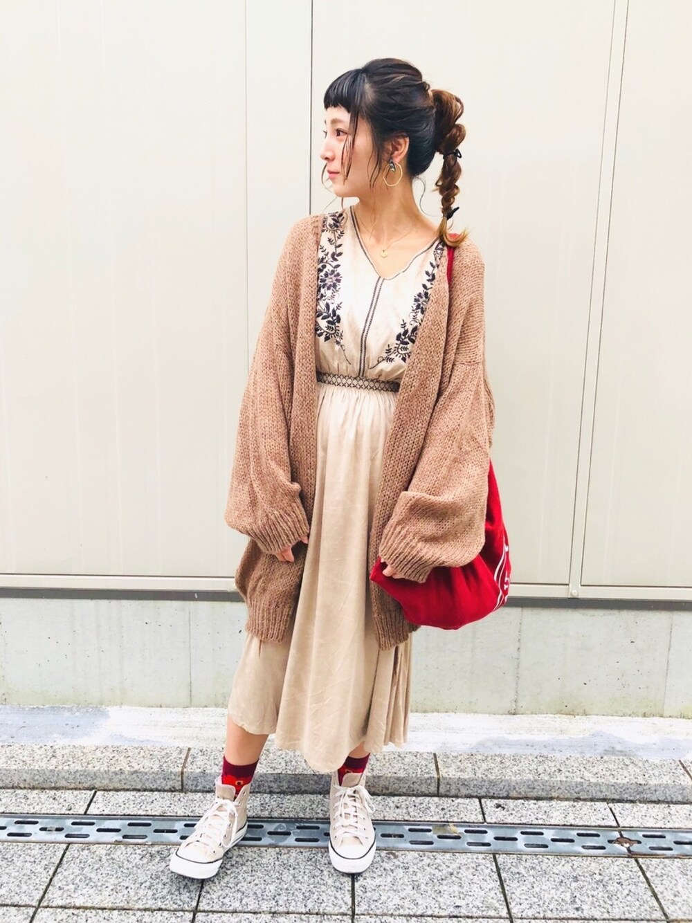 「カーディガン、コンバース、刺繍、marimekko、モヘアニット、Kastane、Crisp、刺繍ワンピース、クリスプ、ゆるカーディガン」｜「Crispの【先行予約販売】シック刺繍ワンピース（ワンピース、ベージュ系）」を使った、asukaさん（レディース・157cm）の秋コーディネートの1枚目の写真